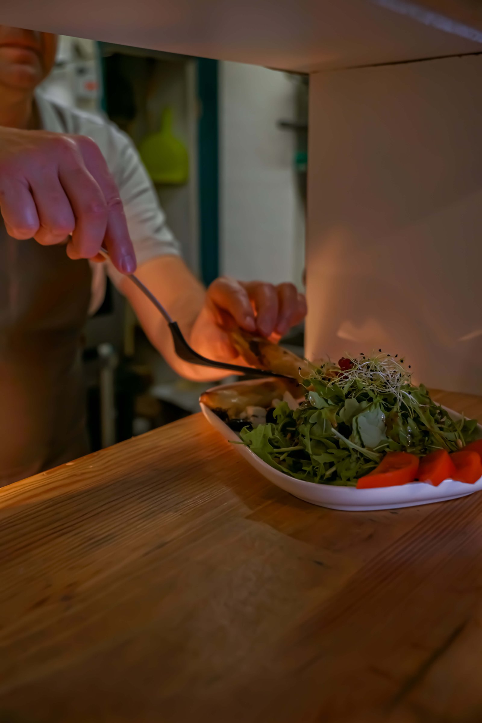 Cucina a vista del bistrot Ô Délices a Castellane